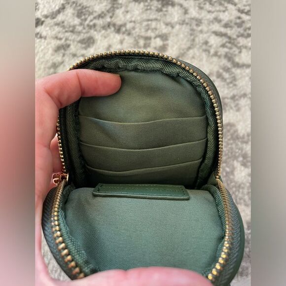 Badgley Mischka Diamond Quilted Oval Crossbody Phone Case in chive NWT - Picture 6 of 9